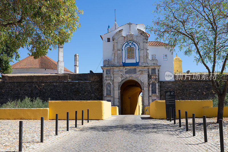 Nossa Senhora da Conceicao是埃尔瓦斯(联合国教科文组织世界遗产)要塞城市的隐蔽处，有着传统的白色立面。阿连特茹地区,葡萄牙。